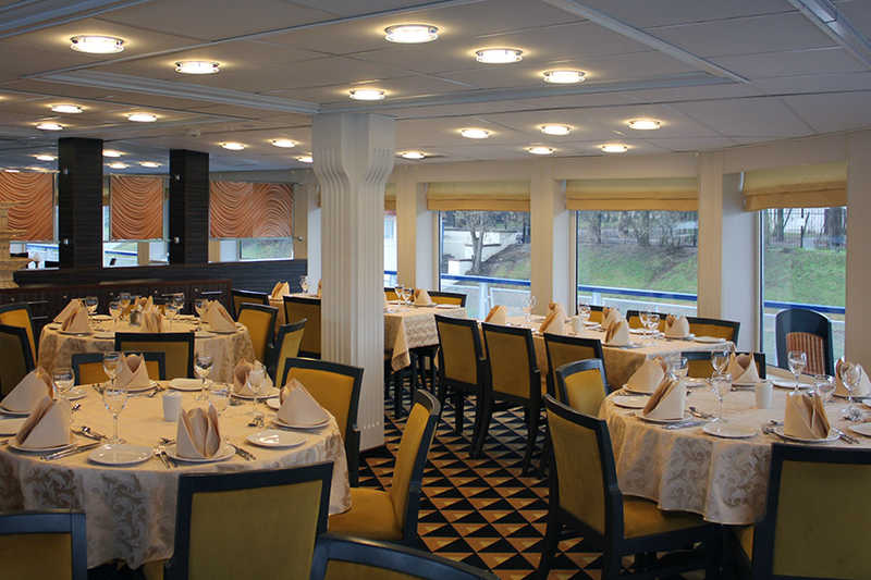 MS Rostropovich restaurant