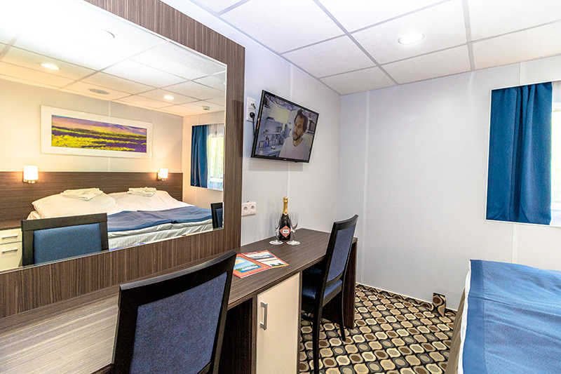 MS Konstantin Fedin deluxe middle deck cabin