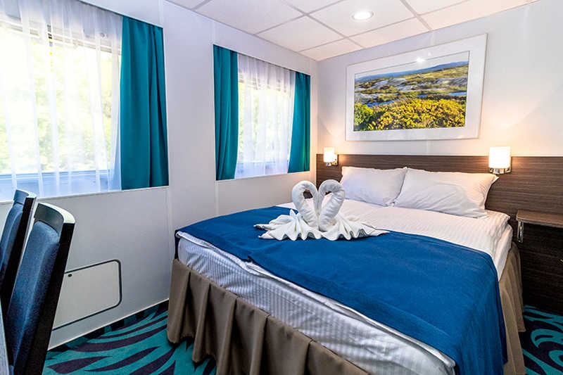 MS Konstantin Fedin deluxe middle deck cabin