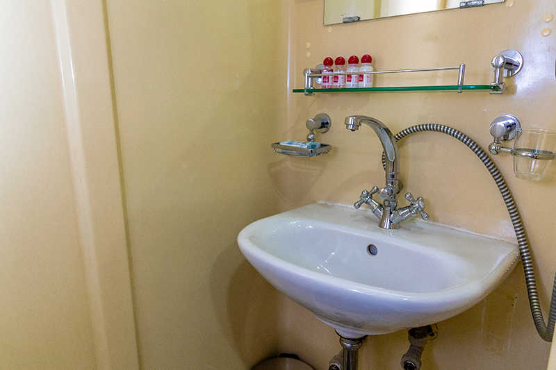 MS Konstantin Fedin cabin bathroom