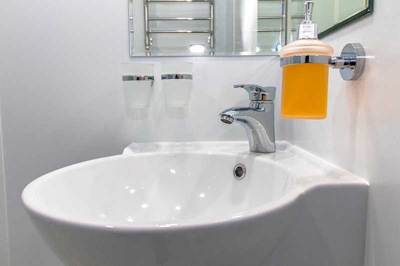 MS Konstantin Fedin cabin bathroom