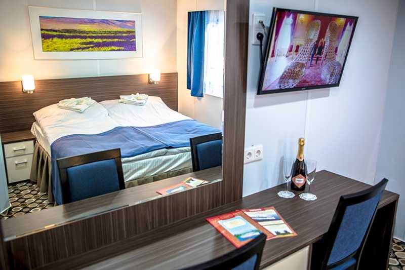 MS Konstantin Fedin deluxe middle deck cabin