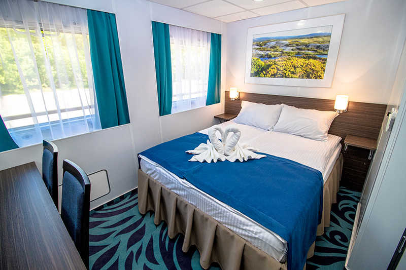 MS Konstantin Fedin deluxe middle deck cabin