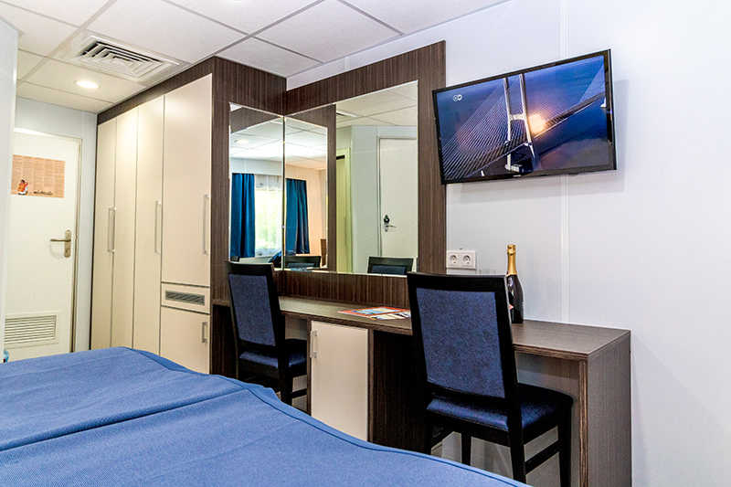 MS Konstantin Fedin deluxe middle deck cabin