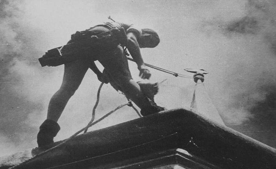 Camouflaging the Admiralty spire during WWII