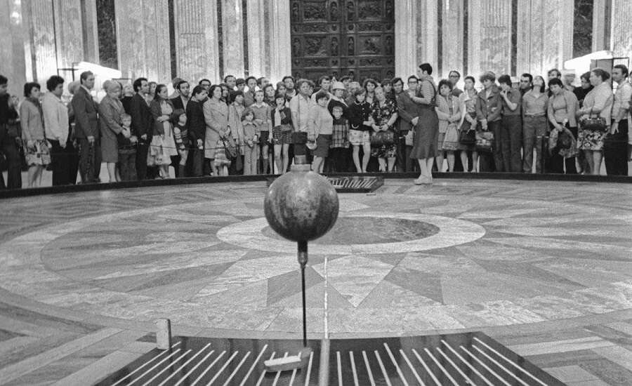 Fuko Pendulum in St. Isaac's Square, St. Petersburg