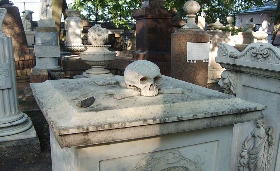 Haunts and horrors - Alexander-Nevsky Monastery and Cemetery