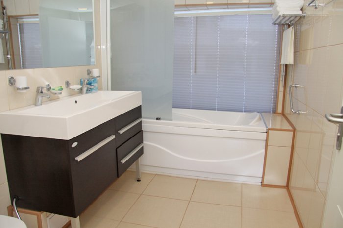 Ms Rostropovich cabin bathroom
